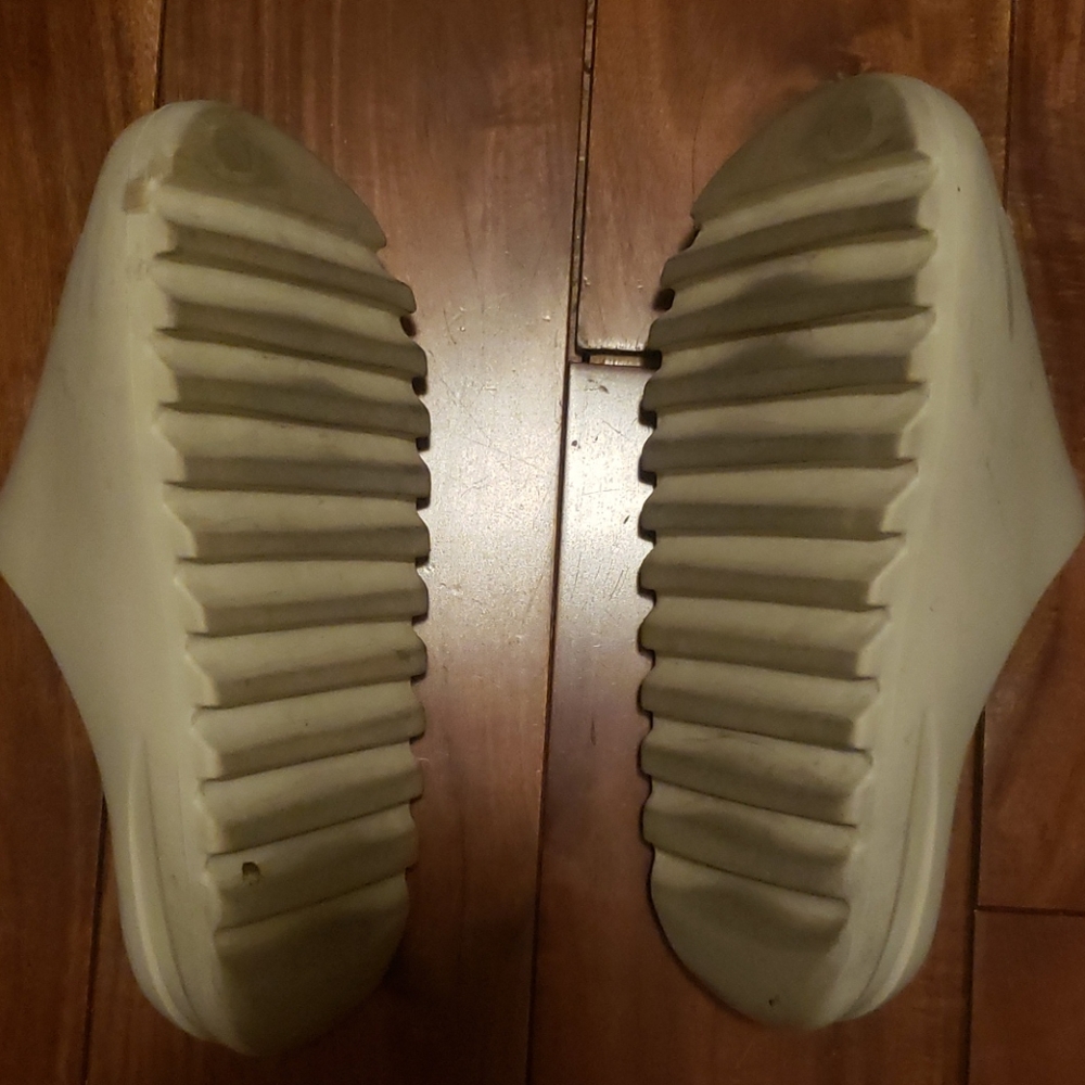 Yeezy SLIDES - Picture 2 of 2